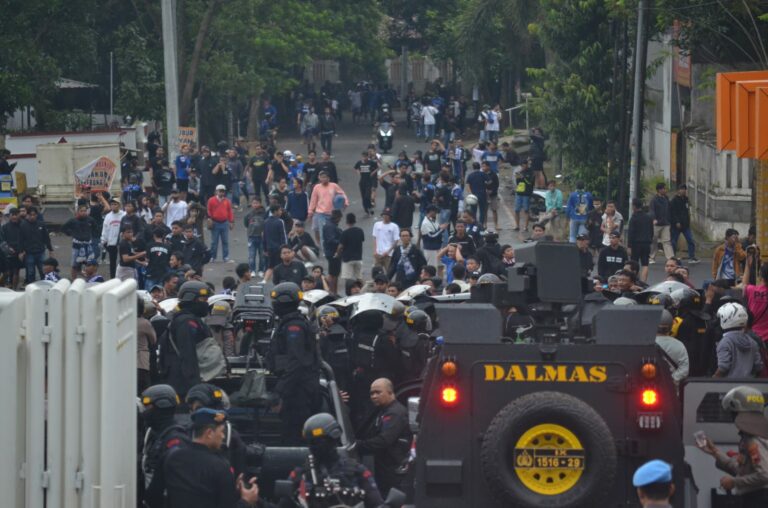 Ujian Erick Thohir Sehari Terpilih Jadi Ketua Umum PSSI, Kerusuhan Suporter dengan Polisi Tak Boleh Nonton PSIS vs Persis