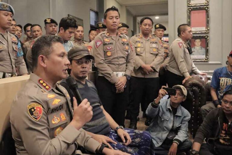 Datangi Polresta Malang Kota, Suporter Dukung Penegakan Hukum Kasus Perusakan Kantor Arema FC