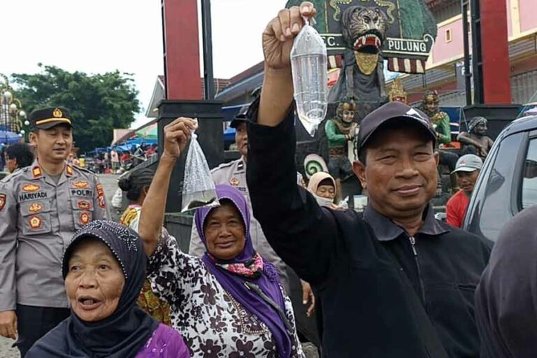 Lawan Demam Berdarah, Polisi Bagikan Ikan Cupang untuk Warga Ponorogo