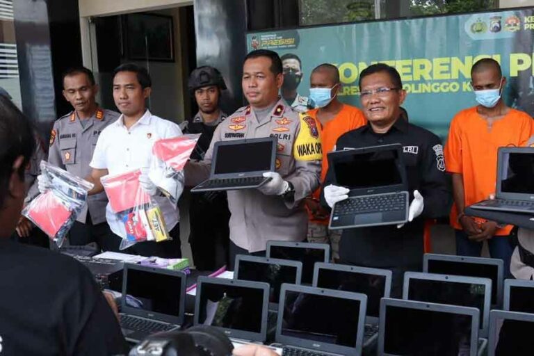 Curi Belasan Laptop, Spesialis Pembobol Sekolah Diringkus Polres Probolinggo Wakapolres Kompol Subiyantana saat menunjukkan barang bukti belasan laptop yang berhasil diamankan Polres Probolinggo
