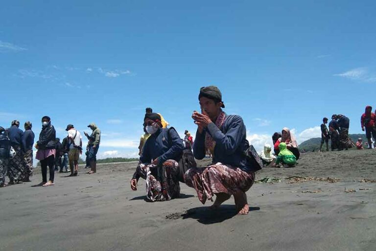 Tradisi Labuhan Kraton, Menebar Syukur dan Doa dari Pantai Parangkusumo Hajad dalem labuhan di Pantai Parangkusumo, Kapanewon Kretek, Kabupaten Bantul