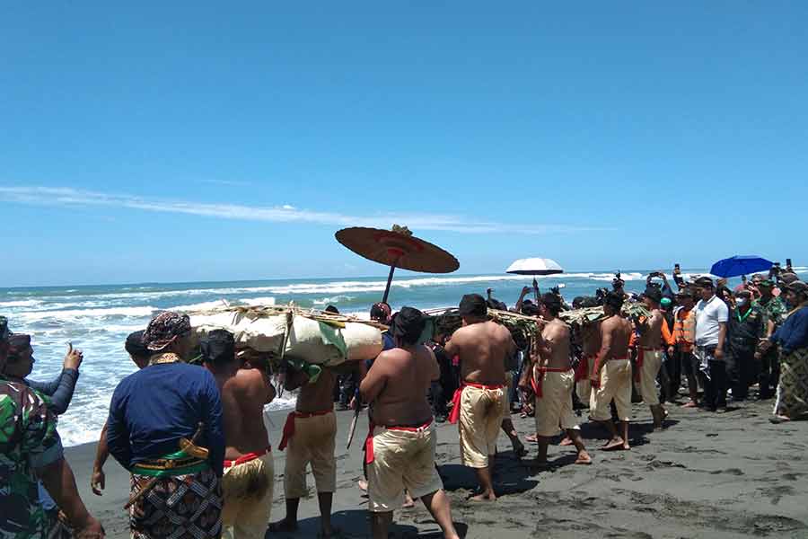 Hajad dalem labuhan di Pantai Parangkusumo, Kapanewon Kretek, Kabupaten Bantul