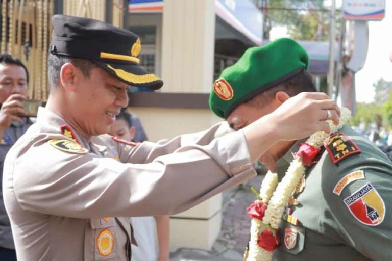 Kapolres Jember Sambut Dandim 0824 yang Baru dengan Gendong Komando