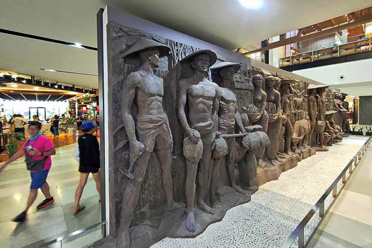 Relief berusia 50 tahun yang kini kembali bisa diakses publik, berada di lantai dasar gedung Sarinah, Jalan MH Thamrin, Jakarta Pusat. (foto: Mamuk Ismuntoro, pilar.id)