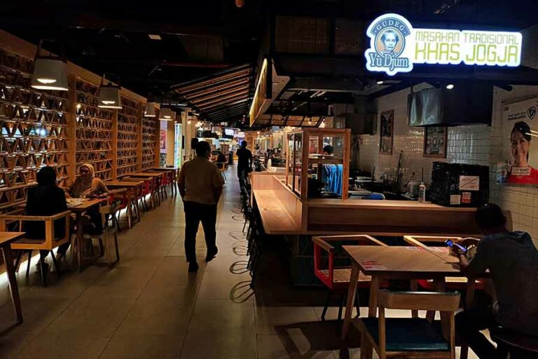 Pusat makanan tradisional di lantai dasar gedung Sarinah Jalan MH Thamrin, Jakarta Pusat. (foto: Mamuk Ismuntoro, pilar.id)