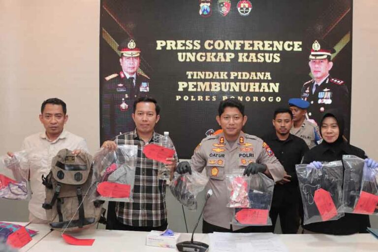Cekcok Saat Pesta Miras, Pria Ngawi Bunuh Kekasihnya Kapolres Ponorogo AKBP Catur C. Wibowo, saat menunjukkan barang bukti kejahatan pelaku pembunuhan, di Polres Ponorogo