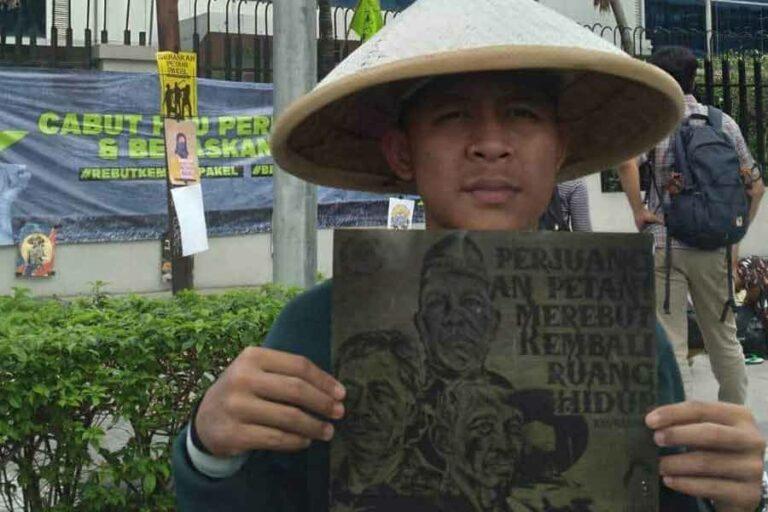 Tempuh Ribuan Kilometer, Aditya Anak Petani Pakel Tagih Janji Menteri ATR/BPN Aditya saat mendatangi kantor ATR/BPN, demi menagih janji Menteri ATR/BPN, Jumat (24/2/2023). (foto: Dok Walhi)