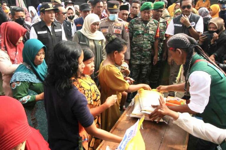 Operasi Pasar Jatim Salurkan 4.367 Ton Beras, Khofifah: Stok Aman!