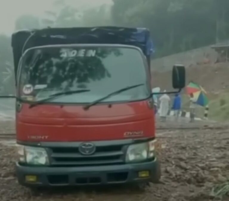 Longsor di Kalicacing, Jalan Utama Ambarawa-Magelang Lumpuh Begini Kondisinya