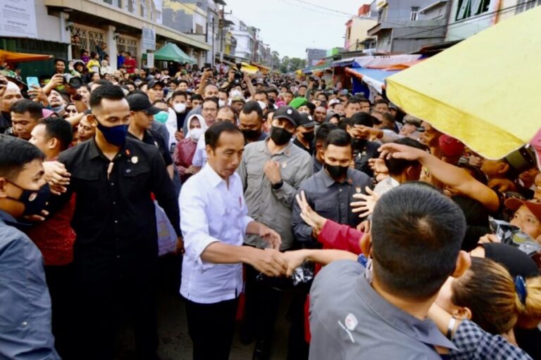 Jokowi Dapat Hadiah Gula Merah saat Ngabuburit di Pasar Terong Makassar