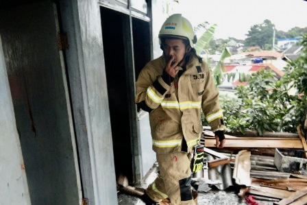 Terjunkan 3 Mobil Pemadam, Kebakaran di Kelapa Dua Wetan Berhasil Dijinakkan
