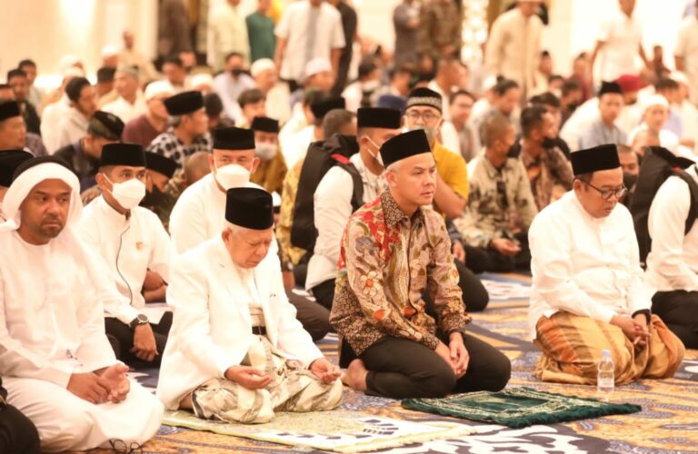 Ganjar Pranowo dan Wapres Maruf Amin Salat Subuh Perdana Bersama Masyarakat di Masjid Sheikh Zayed Solo