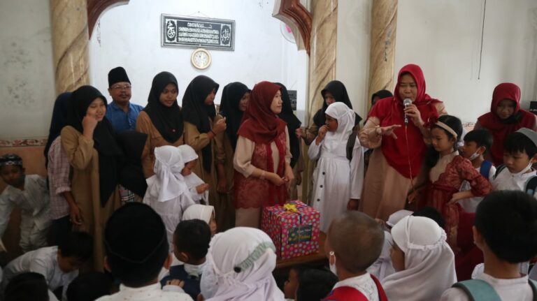 Milad ke 17 Tahun Siswa dan Guru PAUD Al Firdaus Semarang Berbagi Bahagia Bersama di Panti Werdha dan Panti Asuhan