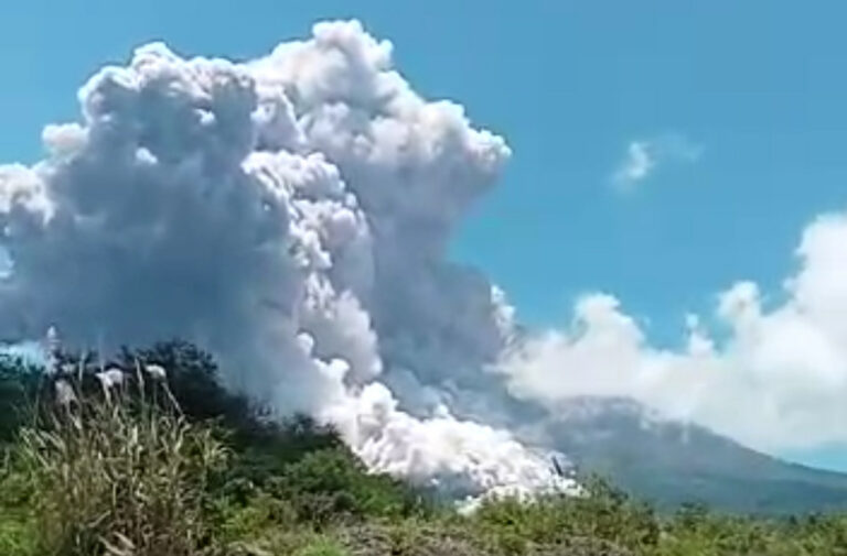 Hari Ini Gunung Merapi Meletus, Wedhus Gembel ke Arah Kali Bebeng Potensi Bahaya 7 Kilometer