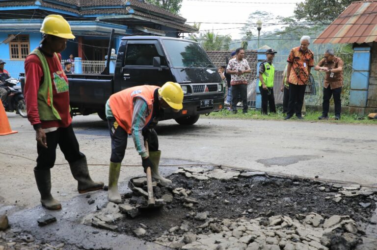 Dikeroyok Aduan Jalan Rusak Ganjar Kebut Perbaikan Ruas Batang dan Kendal