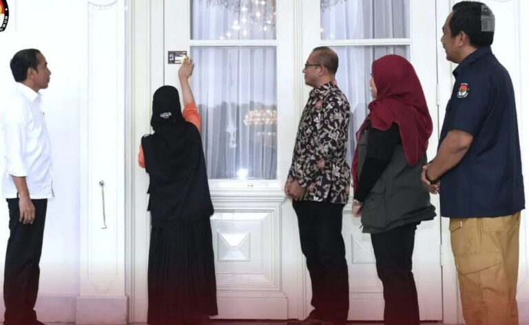 Viral Bangga Petugas Pantarlih Coklit di Istana Presiden Jokowi, Netizen: Kerja Elit Gaji Sulit, Berapa Gaji Pantarlih Kapan Cair