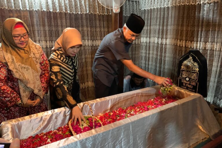 Ritual Nyadran Ganjar Jelang Ramadhan Ziarah Makam Walisongo