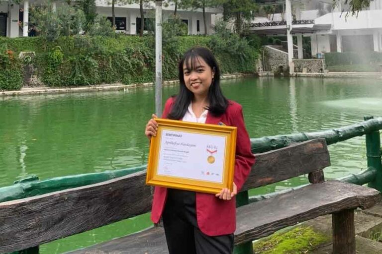 Mahasiswa Akuntansi UMM ini Raih Rekor Muri Lukis Wajah dalam Satu Jam Apriliafiya Handayani bersama piagam penghargaan rekor Murinya melukis wajah satu jam, pada Oktober 2022 lalu. (Foto:dok.pribadi)