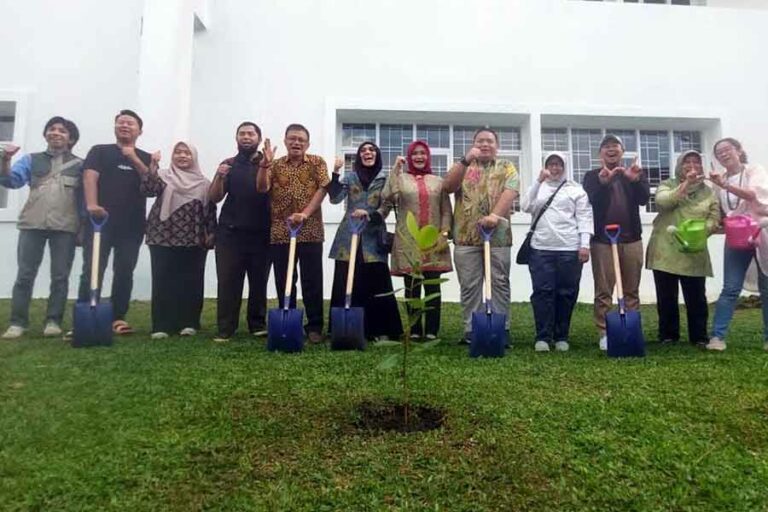 Usung Konsep Ecopark, Kampus Paramadina di Cipayung Manfaatkan Listrik Minimal Kampus ini merasa perlu melaksanakan penanaman pohon sebagai langkah membantu menangani efek perubahan iklim.