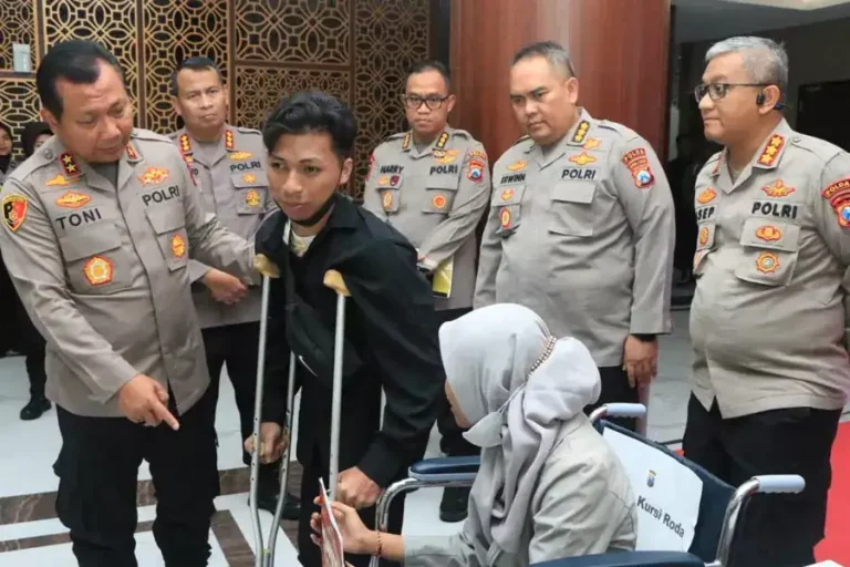 Peduli Disabilitas, Polda Jatim Bagikan Alat Kerajinan Kapolda Jatim Irjen Pol Dr. Toni Harmanto