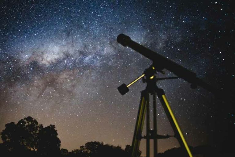 Hari ini Dalam Sejarah, Edward Pigott Ungkap Galaksi Mata Hitam Dengan berbagai cara, astronom terus bekerja untuk menjawab banyak pertanyaan di antaranya galaksi baru di luar tata surya (foto: Lucas Pezeta, pexels)