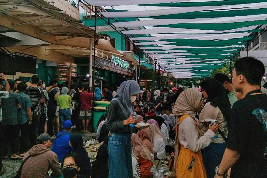 Setiap hari Masjid Jogokariyan menyediakan tiga ribu porsi takjil yang dibagikan gratis untuk masyarakat yang hendak berbuka (foto: Rizki Liasari, pilar.id)