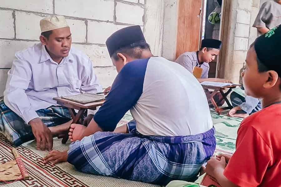 Berbekal ilmu agama yang dia miliki, Mahin menggunakan rumahnya sebagai tempat untuk menimba ilmu bagi anak-anak di desanya.