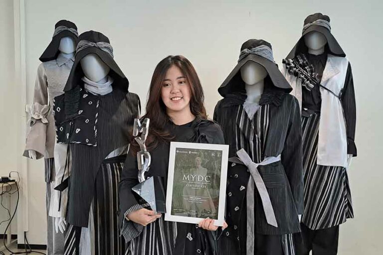 Kenalkan Kain Suku Badui, Mahasiswi PCU Raih Juara 1 MYDC di MUFFEST+ 2023 Clarissa Wirogo berfoto bersama ke empat baju hasil desainnya serta piagam dan piala juara pertamanya di MYDC MUFFEST+ 2023, Selasa (14/3/2023)