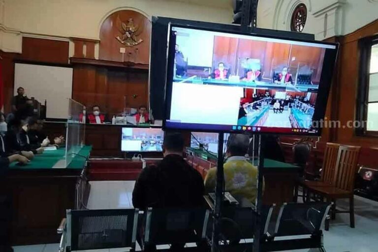 Soal Vonis Bebas Terdakwa Kasus Kanjuruhan, Wapres: Silakan Banding Sampai ke Kasasi! Sidang Ketua Panpel Abdul Haris saat membacakan duplik dalam sidang Tragedi Kanjuruhan (foto: Beritajatim.com)
