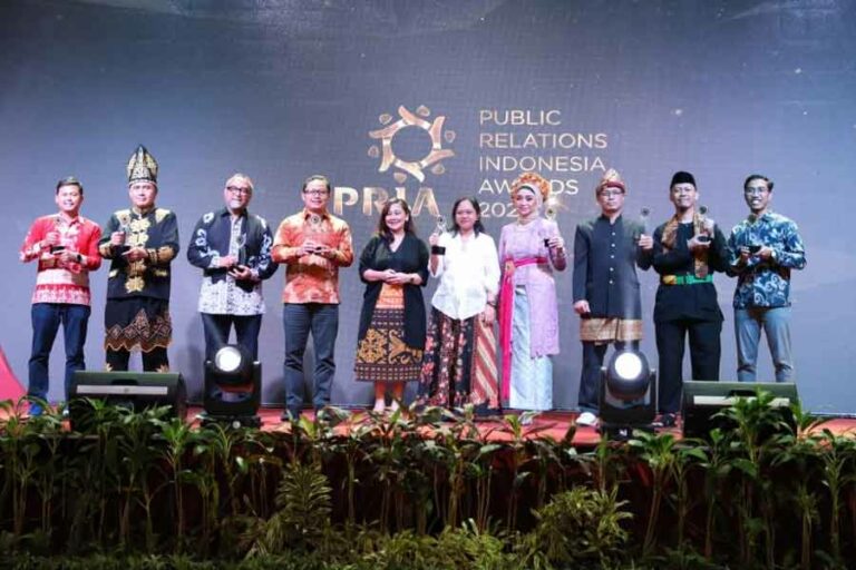 Kinerja Kehumasan Pertamina Hulu Energi Raih Apresiasi di Ajang PR Indonesia Awards 2023 PHE juga menyabet tiga penghargaan antara lain Gold Winner untuk Annual Report & Sustainability Report serta Silver Winner E-Magazine.
