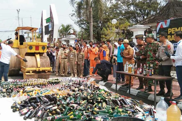 Polres Bantul Musnahkan Ribuan Miras, Petasan, dan Knalpot Blombongan Sebanyak tiga ribu miras yang berasal dari operasi cipta kondisi selama dua bulan terakhir dimusnahkan dengan cara digilas alat berat