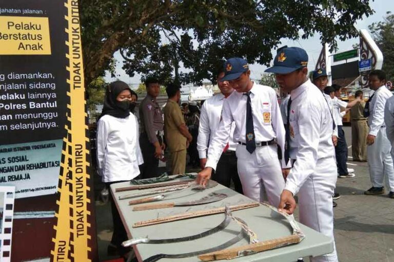 Pemkab Bantul Siap Sinergi untuk Antisipasi Kasus Kekerasan Pelajar barang bukti aksi kekerasan yang melibatkan pelajar