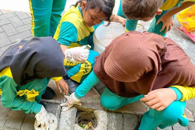 Kenalkan Pengelolaan Sampah, SD Tlogopatut 1 Kunjungi Kampung SIBA Klasik di Gresik Murid SD Tlogopatut 1 Gresik saat mempratekan pengelolaan sampah dengan cara biopori di Kampung SIBA Klasik Gresik