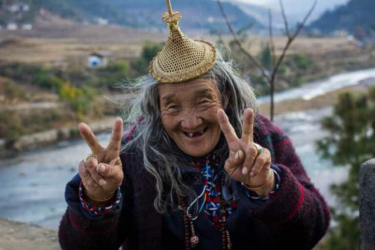 International Day of Happiness, Karena Kebahagiaan adalah Hak yang Diberikan Tuhan Senyum bahagia perempuan Punakha, Bhutan