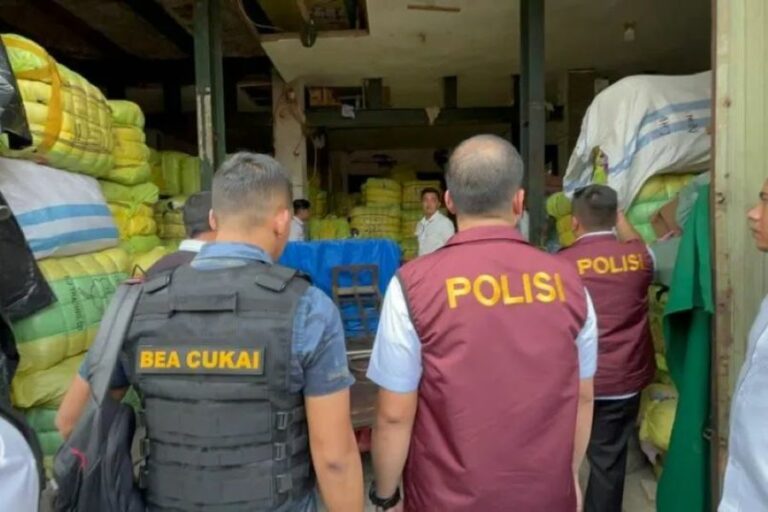 7.113 Ballpres Pakaian Bekas Disita