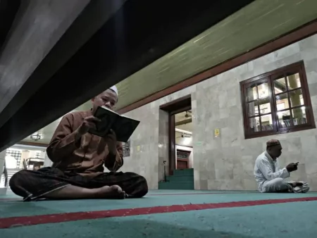Mengunjungi Masjid Jami’ Gresik di Bulan Ramadan Jamaah membaca Al Qur'an sambil menunggu waktu berbuka puasa (foto: Mamuk Ismuntoro, pilar.id)