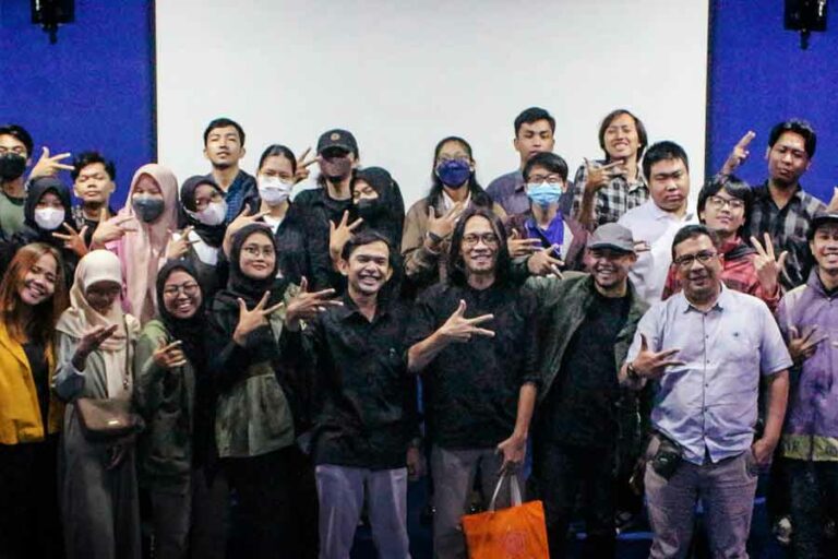 Saat Alumni Stikosa AWS Adu Kesaktian Referensi di Festival Komunikasi Ramadhan 2023 Sebagian peserta diskusi 'Menakar Fungsi Fotojurnalistik dalam Lansekap Media Sosial' berfoto bersama di Stikosa AWS