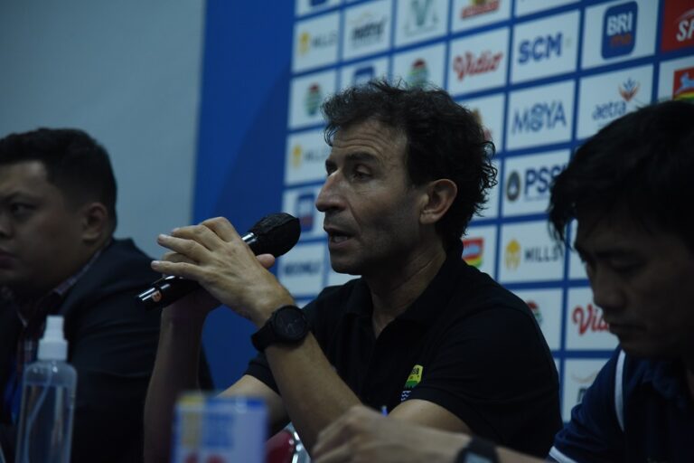 Luis Milla Sebut Mental Persib Buruk, Daya Juang Hilang, Bandingkan dengan Lawan Persis Solo