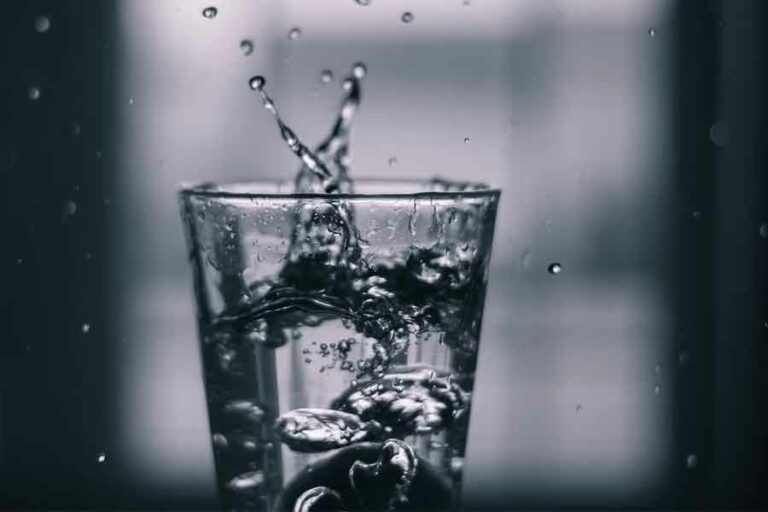 Masalah Kesehatan yang Muncul saat Puasa dan Cara Mengatasinya Pastikan minum air putih yang cukup saat sahur dan berbuka puasa agar terhindar dari dehidrasi (foto: Andrew Ren, unsplash)