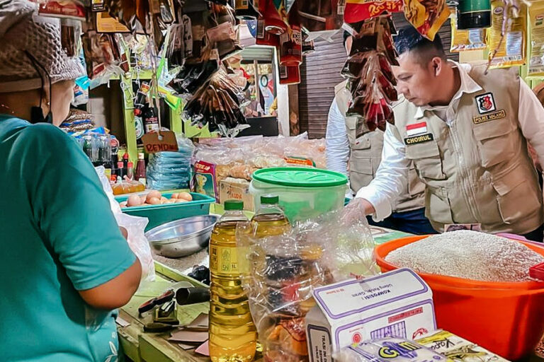 Jelang Idul Fitri 1444 H Satgas Pangan Polres Malang Cek Harga dan Stok Sembako di Pasar IPDA Choirul Mustofa yang memimpin pelaksanaan pengawasan stok dan keamanan produk jelang Idul Fitri, di pasar Kepanjen Malang, Kamis (13/4/2023)