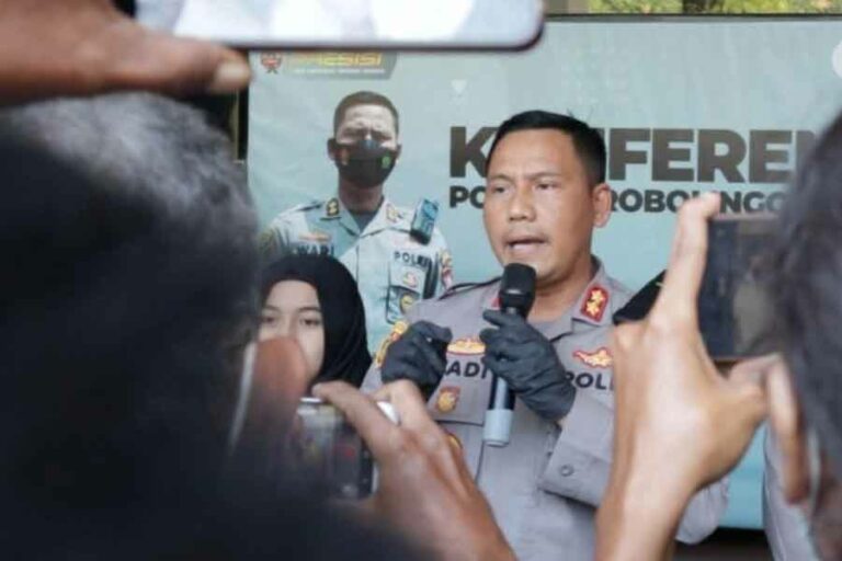 Polisi Berhasil Amankan Tersangka dalam Video Viral Tawuran di Simpang Lima Probolinggo Kapolres Probolinggo Kota, AKBP Wadi Sa’bani, saat menerangkan kronologi penangkapan salah satu pelaku pengeroyokan, di Polres Probolinggo Kota, Selasa (11/4/2023)