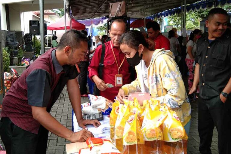 Pastikan Stok Bahan Pokok Jelang Lebaran Cukup, Disperindag DIY: Ada Sedikit Kenaikan Harga Gelaran Pasar Murah Bazar Ramadhan Dinas Perindustrian dan Perdagangan DI Yogyakarta