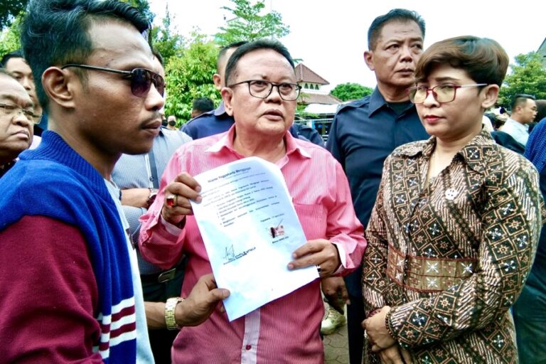 Ketua DPRD DIY Tandatangani Tuntutan Penolakan UU Cipta Kerja dari Aliansi Yogyakarta Menggugat