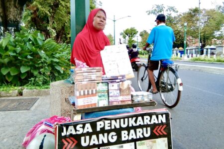 H-15 Lebaran, Jasa Penukaran Uang Receh Sudah Ramai di Jalanan