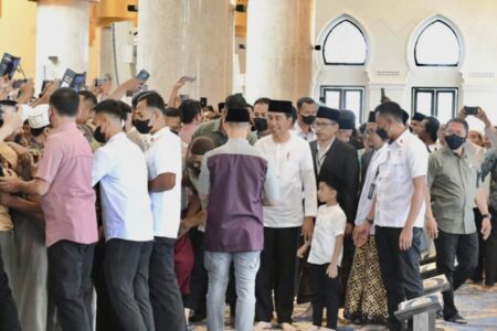 Isi Liburan, Presiden Jokowi Shalat Jumat di Masjid Sheikh Zayed Bareng Jan Ethes