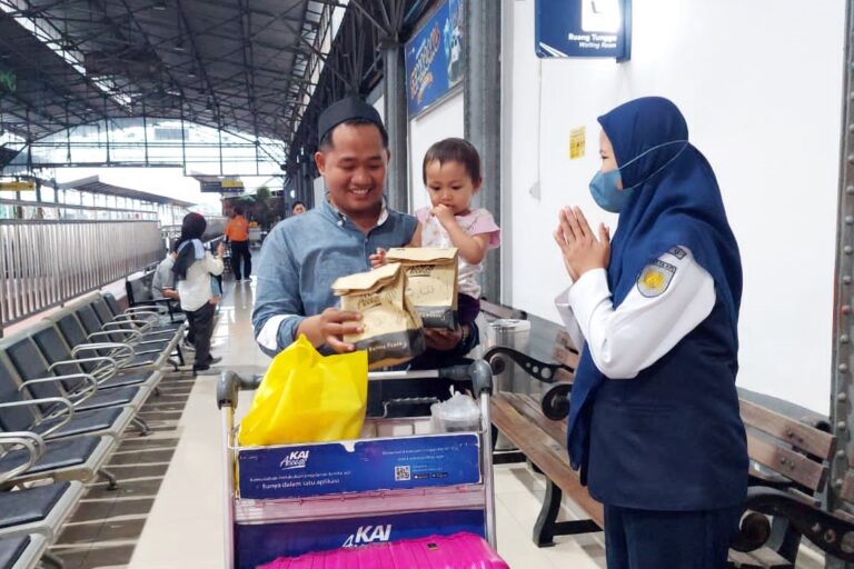 Stasiun Poncol dan Tawang Sediakan Takjil Gratis bagi Penumpang Kereta Api