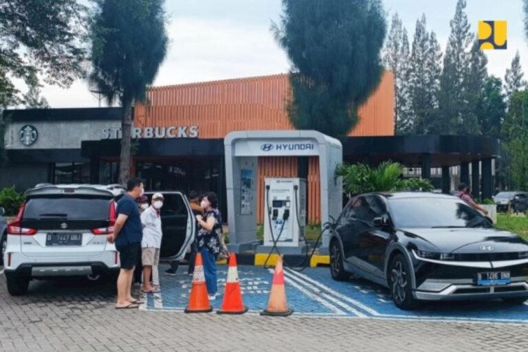 PUPR Siapkan Charging Station di 14 Rest Area Jalan Tol