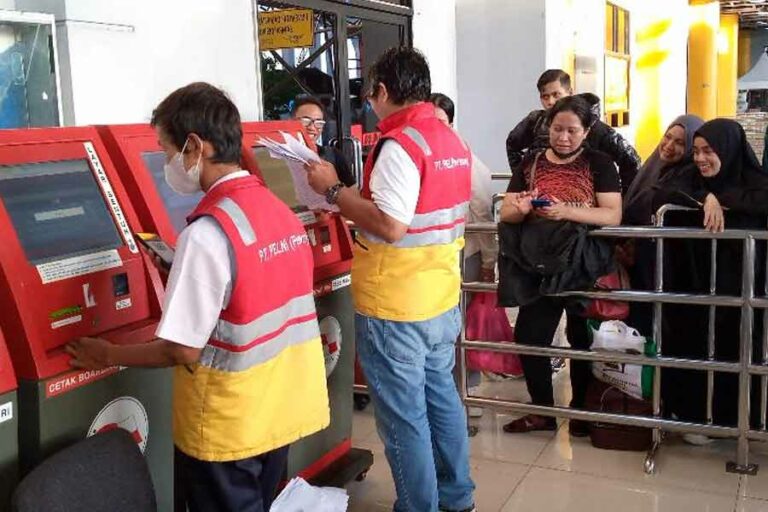 Cerita Mudik, Lima Hari Perjalanan Demi Bertemu Keluarga Petugas dari PT PELNI sedang memeriksa alat untuk cetak boarding pass mandiri (foto: Achmad, pilar.id)