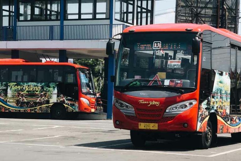 Didukung 148 Ribu Personel Gabungan, Polri Gelar Operasi Ketupat Idul Fitri 2023 Suasana di sebuah terminal bus di Jawa Tengah (foto: Apri Danu Pangestu, pexels)