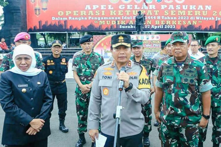 Kawal Lebaran, Polda Jatim Siapkan 19.593 Personil Gabungan dalam Operasi Ketupat Semeru 2023 Kapolda Jawa Timur Irjen Pol Dr Toni Harmanto bersama Gubernur Jawa Timur, Khofifah Indar Parawansa saat memimpin apel pemberangkatan 19.593 Personil Gabungan Dalam Operasi Ketupat Semeru 2023, di lapangan Makodam V/Brawijaya, Senin (17/4/2023).